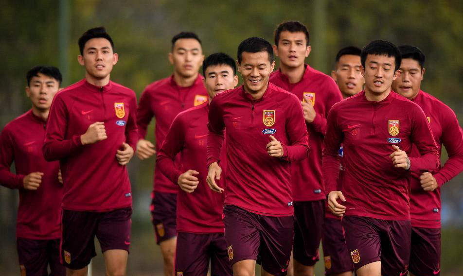 国足胜中国香港！久尔杰维奇下课，法国队少帅亨利接手
