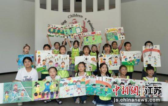 睢宁：童心绘“苏超” 为赛事添彩