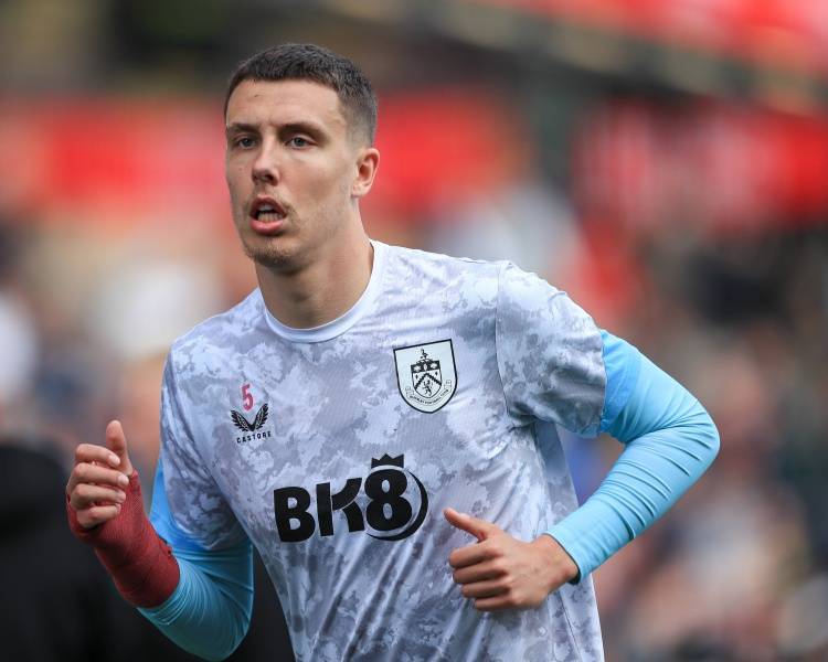 九游体育首页-天空：伯恩利将与23岁中卫艾斯特福涨薪续约