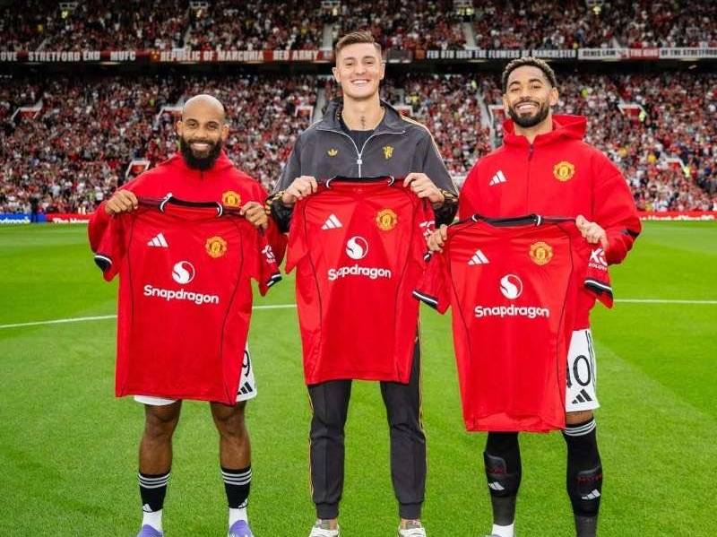 曼联这是奔着争冠去啊？2.3亿买前锋只是开始，还要再买多纳鲁马