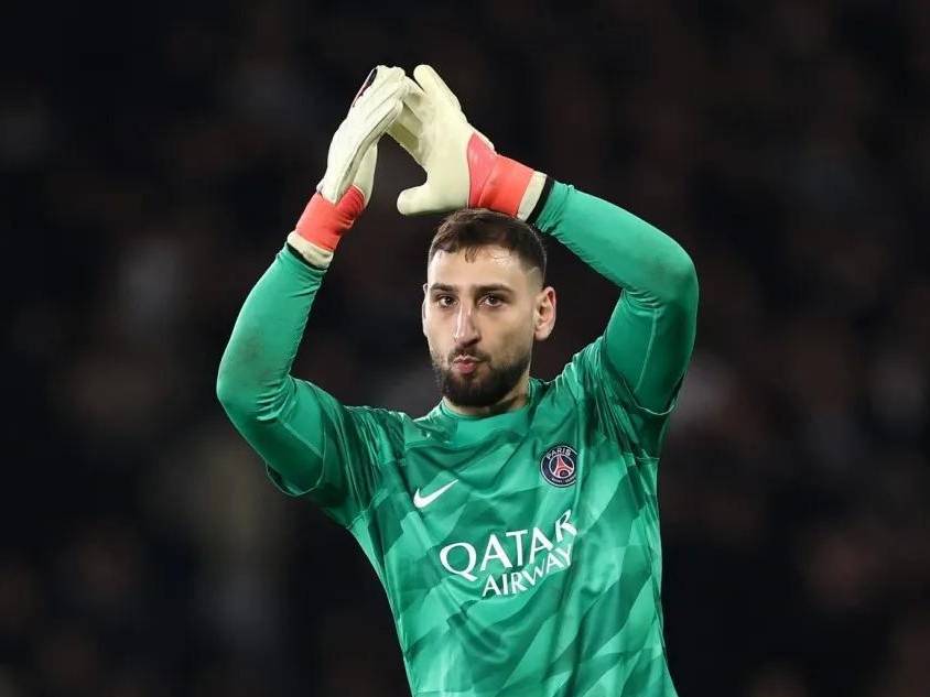 曼联这是奔着争冠去啊？2.3亿买前锋只是开始，还要再买多纳鲁马