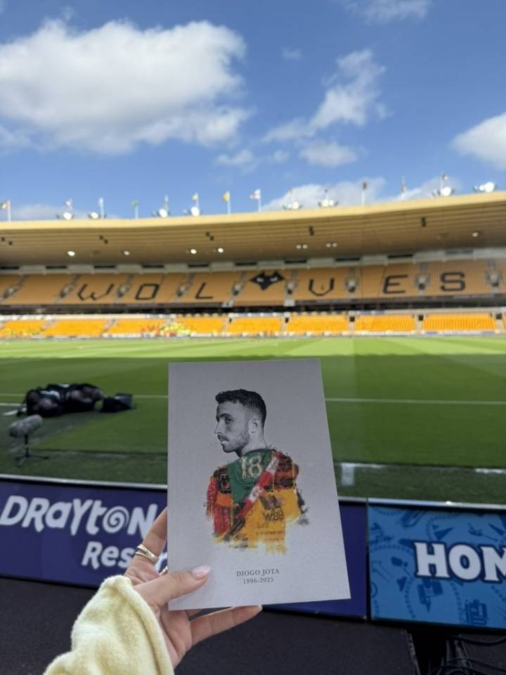 狼队英超首轮举行活动纪念若塔 若塔父母和妻子、鲁本-内维斯出席