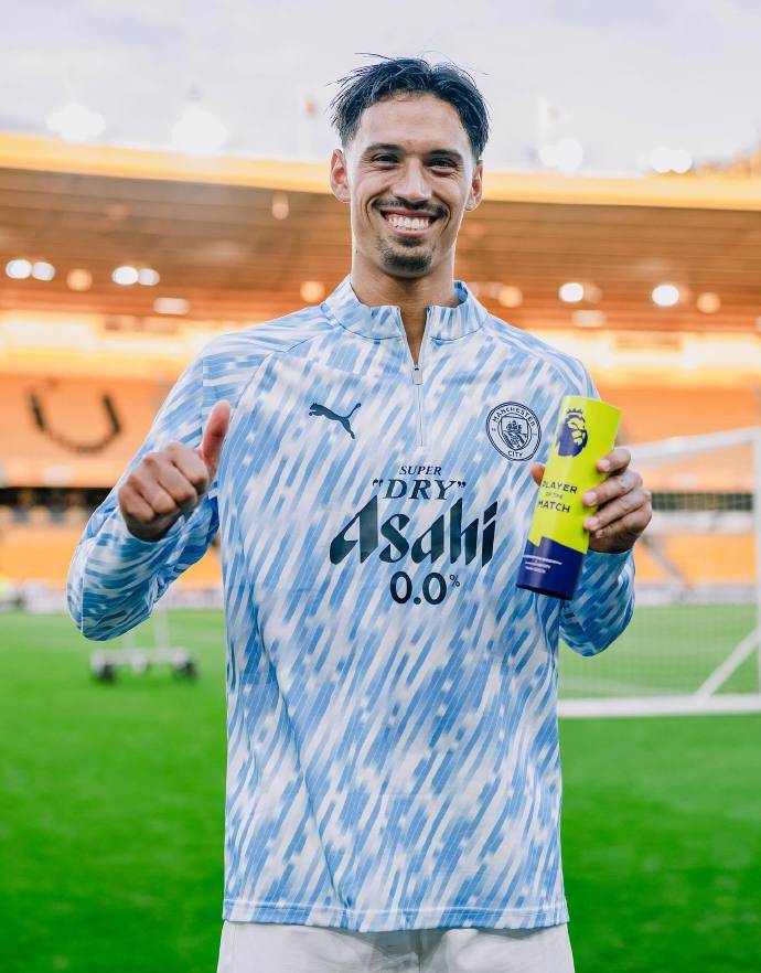 九游体育-英超首轮豪门队喜忧参半，曼城4-0狼队领跑，配合默契不足是隐患