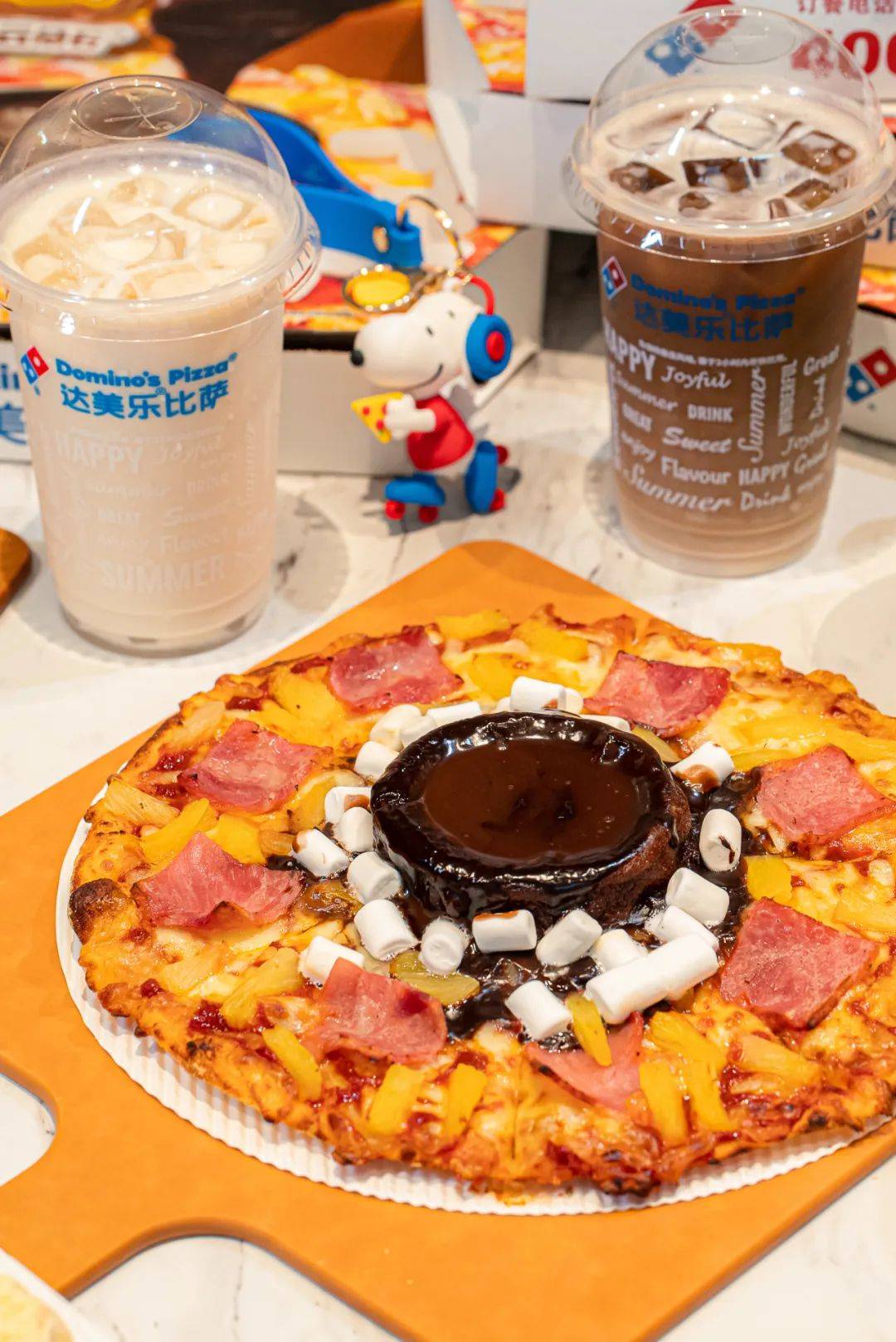 可可“火山”来袭！达美乐新品比萨饼底咸甜暴击，升级可可“火山”饼底可免配送费