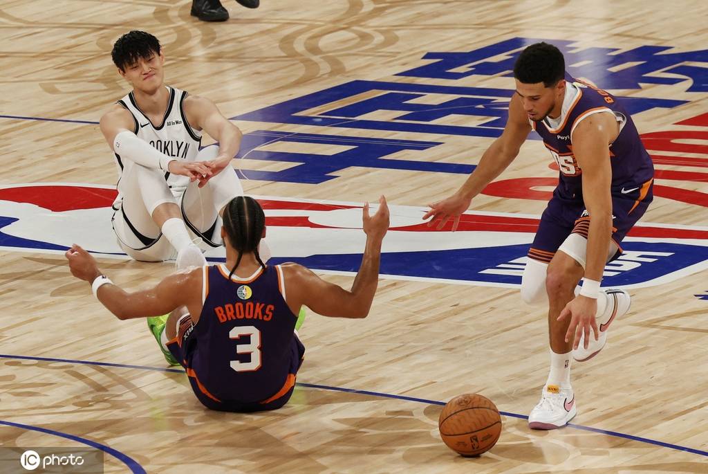 9you-亮点！曾凡博让布克感受CBA强度 领防+掀翻狄龙