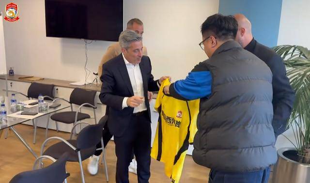 西海岸俱乐部赴西班牙“取经” ，投资人徐尚亲历欧冠赛场，青岛足球开启“双向奔赴”！