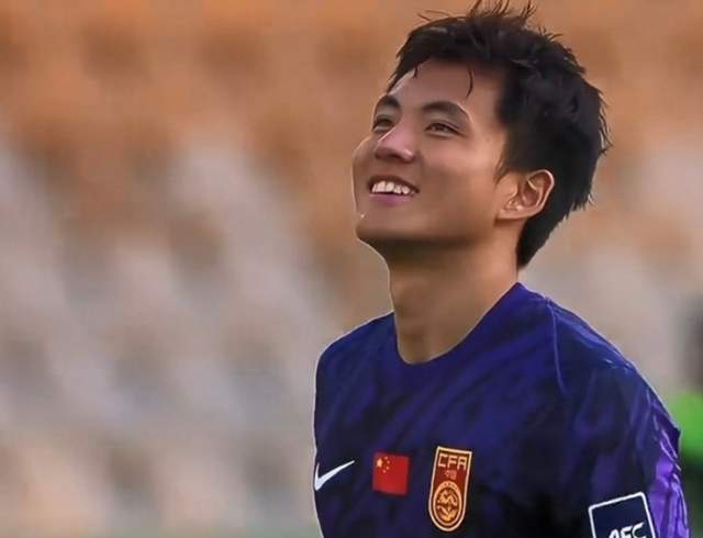 罕见！中韩男足教练同时观战中超：邵佳一亲自考察李昊太重视